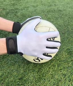 Gants de football en cuir synthétique respirant, design et logo personnalisables, pour la protection sportive en extérieur à prix abordable - Product Image 6