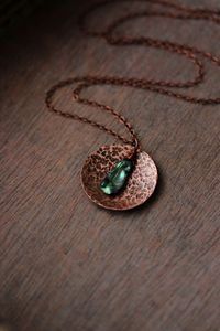 Elegante Collar de Cobre con Detalles Artísticos Hechos a Mano y Acabado Atractivo para Accesorios de Moda Diaria - Product Image 1
