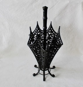 Porte-parapluie élégant noir en forme de parapluie, idéal pour les cafés, les hôtels, les chambres à domicile, organisateur décoratif et idéal pour offrir en cadeau, provenant d'Inde. - Product Image 1
