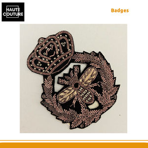 Insignia de Abeja Antigua Hecha a Mano (5×6 cm) – Diseño Personalizable con Hojas Laterales de Proveedor Indio al Precio Más Bajo del Mercado - Product Image 2