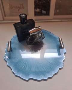 Bandeja de Resina Azul Océano con Geodas, Asas de Metal Plateado, Borde Ondulado, Organizador de Perfumes y Maquillaje, Plato Decorativo para el Hogar - Product Image 2