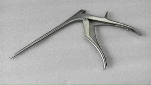 เครื่องมือผ่าตัดกระดูกสันหลังแบบ Kerrison Rongeur Neuro ขนาด 7x1 มม. มุม 90 องศา ใช้ซ้ำได้ ผลิตจากเหล็กกล้าไร้สนิมเยอรมัน ได้รับการรับรองมาตรฐาน CE - Product Image 4