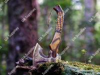 Hache Viking à barbe de qualité industrielle, lame en acier au carbone forgée à la main, dureté HRC52-58, tranchant de coupe de 4,5 pouces, manche en bois de rose naturel