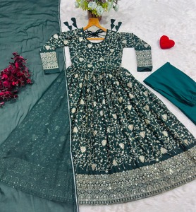 ชุดเดรส Anarkali สำหรับผู้หญิง ดีไซน์เนอร์แบรนด์ดัง ผ้าจอร์เจตต์ ประดับด้วยงานปักเลื่อมหนักและงานปักดิ้นหลายเส้น พร้อมผ้าคลุมไหล่และกางเกงขายส่งจำนวนมาก - Product Image 5