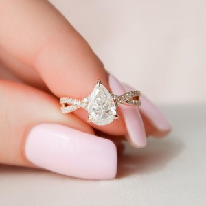 Anillo de banda cruzada con diamantes de corte pera de 2.00 CT, cultivados en laboratorio, de oro macizo de 14K, regalo sorpresa de boda para tu pareja - Product Image 3