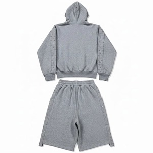 Ensemble survêtement décontracté unisexe 2 pièces avec logo personnalisé, sweat à capuche gris zippé et short en maille gaufrée texturée cloutée, style streetwear OEM ODM - Product Image 3