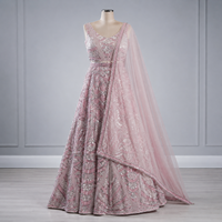 Ensemble Lehenga Choli traditionnel brodé rose blush de luxe pour femmes |   Robe de mariée de créateur pour soirée, coupe ajustée, longueur ras du sol