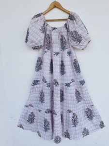 Robe longue en coton à motif floral lavande clair pour femme, manches bouffantes, col noué, vente en gros pour boutiques - Product Image 1