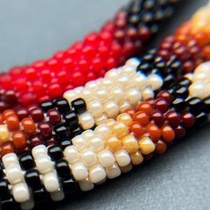Chaîne de corps artisanale à motif serpent en perles, confectionnée avec des perles de rocaille rouges, noires, beiges et marron, accessoire de mode élégant - Product Image 5
