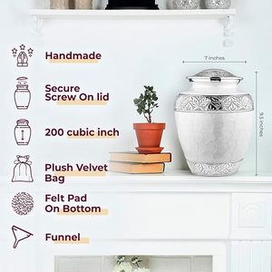 Urne funéraire élégante en laiton pour cendres humaines, récipient commémoratif durable avec couvercle sécurisé, design bohème artisanal, forme ovale - Product Image 1