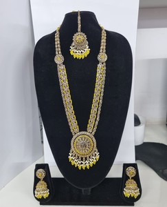 Collier long élégant superposé en or plaqué antique, style ethnique Kundan, avec perles Jhumkas et Tikka, idéal pour les fêtes et les fiançailles - Product Image 5