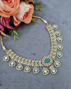 Collar con diseño de hoja y piedra preciosa de corte ovalado con pendientes a juego y mangtika, conjunto de joyería de diseñador para fiestas y recepciones. - Product Image 2