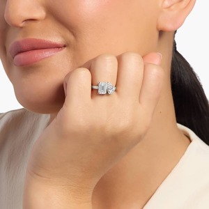 Anillo de Diamantes Toi Et Moi con Corte Esmeralda y Dos Piedras de 2.25 Ct F-G VS1-VS2, Diamante Cultivado en Laboratorio en Oro Sólido de 14K, Regalo de Aniversario para Novia - Product Image 4