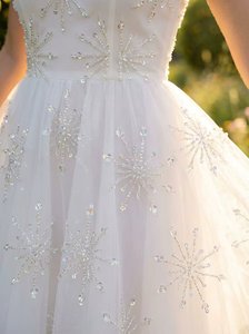 ชุดเดรสสั้นผ้าทูลล์สีขาวประดับด้วยลูกปัดทำมือสุดหรู แขนยาว ออกแบบโดยดีไซเนอร์ ขายส่งจำนวนมากจากผู้ผลิต - Product Image 4