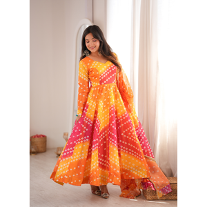 Ensemble de robe Kali en organza Tebby imprimé festif avec dupatta décorative assortie de quatre mètres pour célébrations féminines - Product Image 4