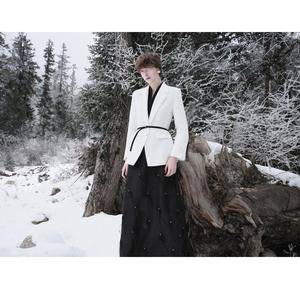 Nuevos Blazers Elegantes para Mujer ODILE, BLAZER DE DOBLE CAPA, Color Sólido, 650 gramos, Mangas Largas, con Cinturón Refinado, Blanco - Product Image 1