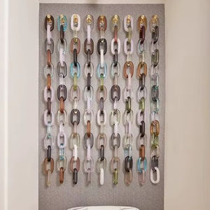 Decoración Colgante de Acrílico con Eslabones de Cadena de Poliresina en Tono Suave para Instalación Vertical en Pared, Ideal para Entradas, Pasillos y Espacios Interiores - Product Image 1