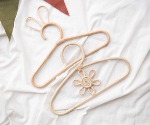 Cintre en rotin naturel Lapin et Fleur, idéal pour l'organisation de la garde-robe et le rangement élégant des vêtements, provenant d'Inde - Product Image 1