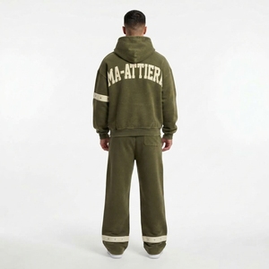 Conjunto de Sudadera con Cremallera y Pantalones Anchos Color Verde Oliva para Hombre, con Detalle de Banda en Contraste y Tachuelas, Estilo Urbano, Personalizable OEM ODM - Product Image 2