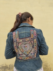 เสื้อแจ็คเก็ตยีนส์ปักลายวินเทจ Keshav Handicrafts สไตล์โบฮีเมียนสำหรับผู้หญิง เสื้อคลุมลายปะติดแบบชาติพันธุ์ ติดกระดุมเม็ดเดียว แฟชั่นทันสมัย - Product Image 1