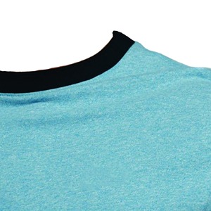 เสื้อยืดแขนสั้นสีฟ้าอ่อนสำหรับผู้ชาย แต่งขอบสีดำ ทรงปกติ ผ้าเจอร์ซีย์คอตตอน คอกลม สีพื้น - Product Image 2