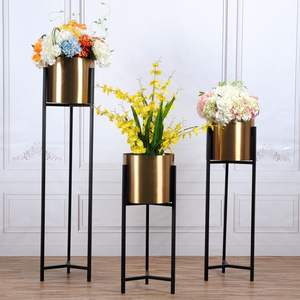 Support de plante en métal doré TrendForward pour une décoration intérieure tendance - Product Image 4