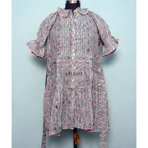 Haut court pour femme de haute qualité, moderne, à imprimé floral délicat, col mandarin, manches évasées, silhouette ajustée et évasée, 100% coton respirant - Product Image 2