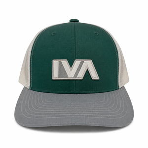 Gorra Trucker de Malla Verde con Visera Gris y Logotipo Bordado, Cierre Trasero Ajustable de 6 Paneles para Venta al por Mayor - Product Image 1