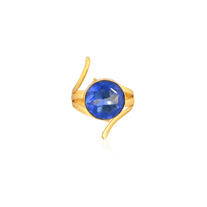 Bague de mode en laiton plaqué or avec pierre précieuse bleue hydro pour femme, accessoire élégant de forme ronde - Product Image 1