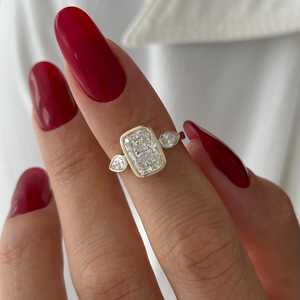 Anillo de tres piedras con diamante de laboratorio de 2 quilates, corte cojín alargado, engaste de bisel, anillo de tres piedras con engaste alta catedral, certificado IGI - Product Image 3