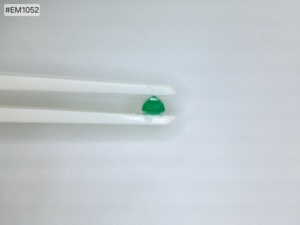 พลอยมรกตแซมเบียทรงแปดเหลี่ยมขนาด 2.18 กะรัต สีเขียวเข้ม ความใสสูง คุณภาพเยี่ยม เหมาะสำหรับงานออกแบบเครื่องประดับสุดพิเศษ - Product Image 4