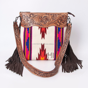 Sac à main en laine style aztèque occidental, sac bandoulière en cuir de vachette avec sangle à pompon - Product Image 1