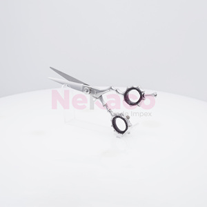 Tijeras Profesionales de Peluquería con Acabado Plateado Pulido, Acero Inoxidable, Línea Pro, Tijeras de Barbería y Salón, Diseño Ergonómico para los Dedos - Product Image 2