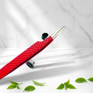 Pince à cils rouge de finition avec manche texturé pour une application précise des extensions de cils par des artistes professionnels - Product Image 4