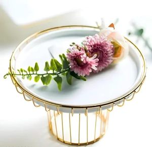Soporte de Pastel de Metal de Lujo con Bandeja Blanca y Base con Acabado Dorado, Elegante Soporte para Pasteles, Cupcakes, Repostería y Frutas - Product Image 3