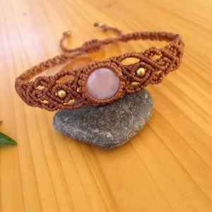 Pulsera de Macramé Marrón Hecha a Mano con Cuarzo Rosa, Joyería Curativa Ajustable Estilo Boho - Product Image 1