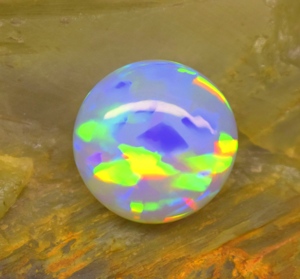 Ópalo Natural Multifuego de Alta Calidad, 5.8 CT, Corte Brillante, Cabujón, Gema Suelta, 14.4*6.9 mm, Z. R. GEMS JEWELLERY, Modelo AB-5109 - Product Image 1