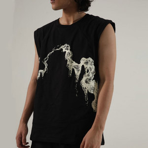 เสื้อยืดแขนกุดคอกลมผู้ชาย ลายพิมพ์หยดน้ำ ทรงปกติ สไตล์สตรีท ดีไซน์โลโก้ด้านหน้า - Product Image 3