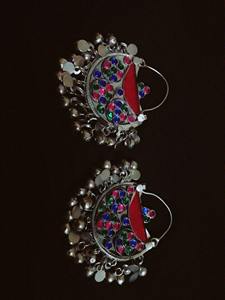 Boucles d'oreilles tribales afghanes Kuchi uniques avec plaques hexagonales en argent, pendentifs délicats à maillons de chaîne et breloques de pièces de monnaie traditionnelles - Product Image 2