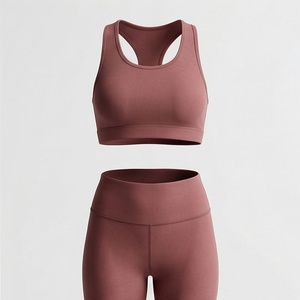 Ensemble de sport sans couture pour femme : Crop top, soutien-gorge de sport et tenue de yoga durable - Product Image 1