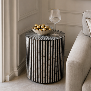 Table d'appoint ronde moderne en nacre faite à la main avec un design rayé noir et blanc pour salon, mobilier côtier - Product Image 1