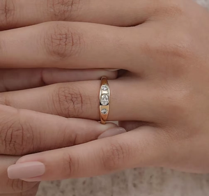 Bague de fiançailles trois pierres en or massif 14K, sertie en clos, avec diamant de laboratoire ovale certifié IGI, couleur E, clarté VVS, 0,30 carats au total, style signet East West - Product Image 5