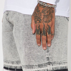 Shorts en jean baggy personnalisés pour hommes, style streetwear d'été, avec broderies et patchs déchirés, vente en gros - Product Image 6