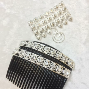 Peigne à cheveux MOLL JEWELLERS vintage plaqué or, fait main, écologique, étanche, élégant, en alliage, avec pampilles et mini-animaux - Product Image 1