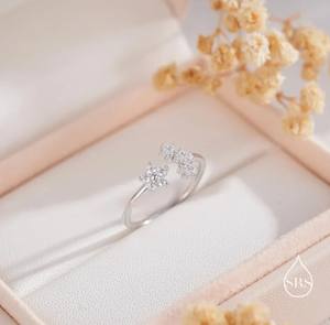 Bague Fleur en Argent Sterling avec Cristaux CZ, Bague Ouverte Ajustable, Bague Fleur à Quatre Cristaux, Petite Bague CZ - Product Image 2