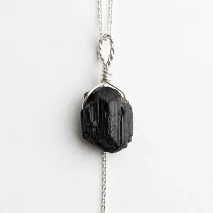 Collar de Turmalina Negra Natural en Bruto de 20 mm, Colgante de Piedra Natural Envolvente en Alambre de Latón, Acabado en Plata, Oro y Oro Rosa, Minimalista, Unisex - Product Image 1