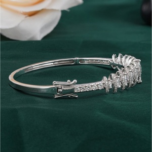 Bracelet tennis en diamants de laboratoire ronds et marquises de 2,69 carats, or blanc/jaune/rose 14 carats, pavé avec certificat IGI - Product Image 3
