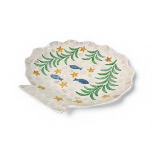 Plato de cerámica con forma de concha marina, con motivos de peces y hojas, diseñado para ser utilizado como vajilla. - Product Image 1