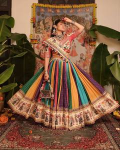 Lehenga Choli de Algodón Muselina Pesado para Navratri con Dupatta, Estampado Digital y Trabajo de Espejos Auténticos, Vestido Tradicional con Trabajo de Espejos para Mujer - Product Image 5