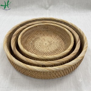 Ensemble de 3 paniers de rangement ronds modernes en rotin naturel tressé, écologiques, avec plateau de service flexible pour organiser le comptoir de cuisine - Product Image 3